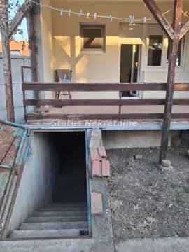Pogled na spoljašnjost kuće sa terasom i ulazom u podrum. - image 13