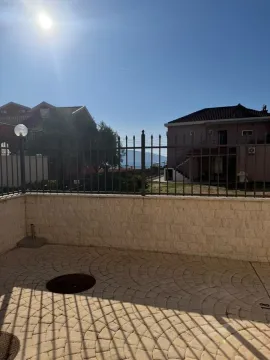 Popločana terasa sa pogledom na dvorište i more. - image 14