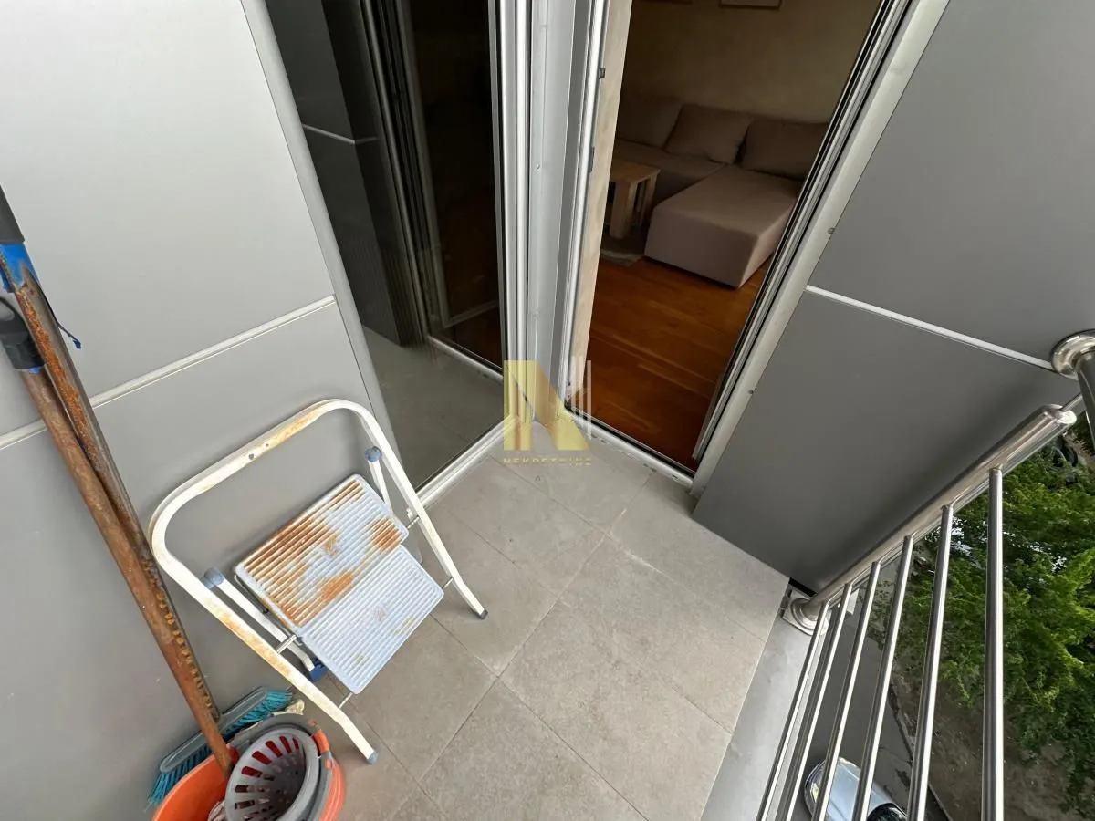 Manji balkon sa merdevinama i priborom za čišćenje.
