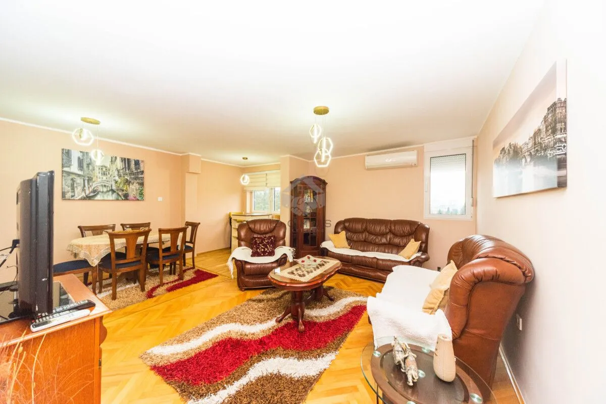 Izdavanje, dvosoban stan, 70m², Blok 5, Podgorica