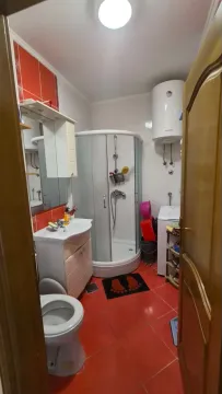 Manje kupatilo sa tuš kabinom, umivaonikom, WC šoljom i bojlerom. - image 2