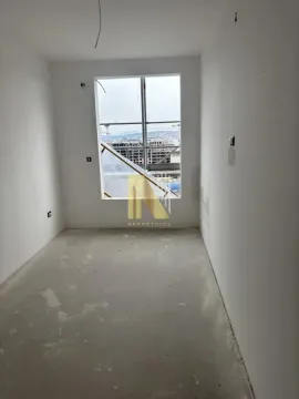 Prazna neuređena prostorija u izgradnji sa prozorom i pogledom na gradilište. - image 3