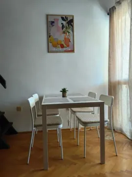 Trpezarijski sto sa četiri stolice pored prozora. - image 3