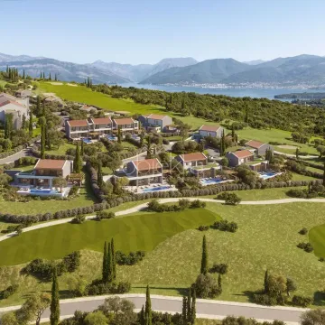 Pogled iz vazduha na kompleks vila sa bazenima okružen zelenilom i pogledom na more. - image 9