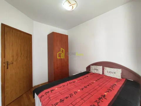 Spavaća soba sa bračnim krevetom i drvenim ormarom. - image 5