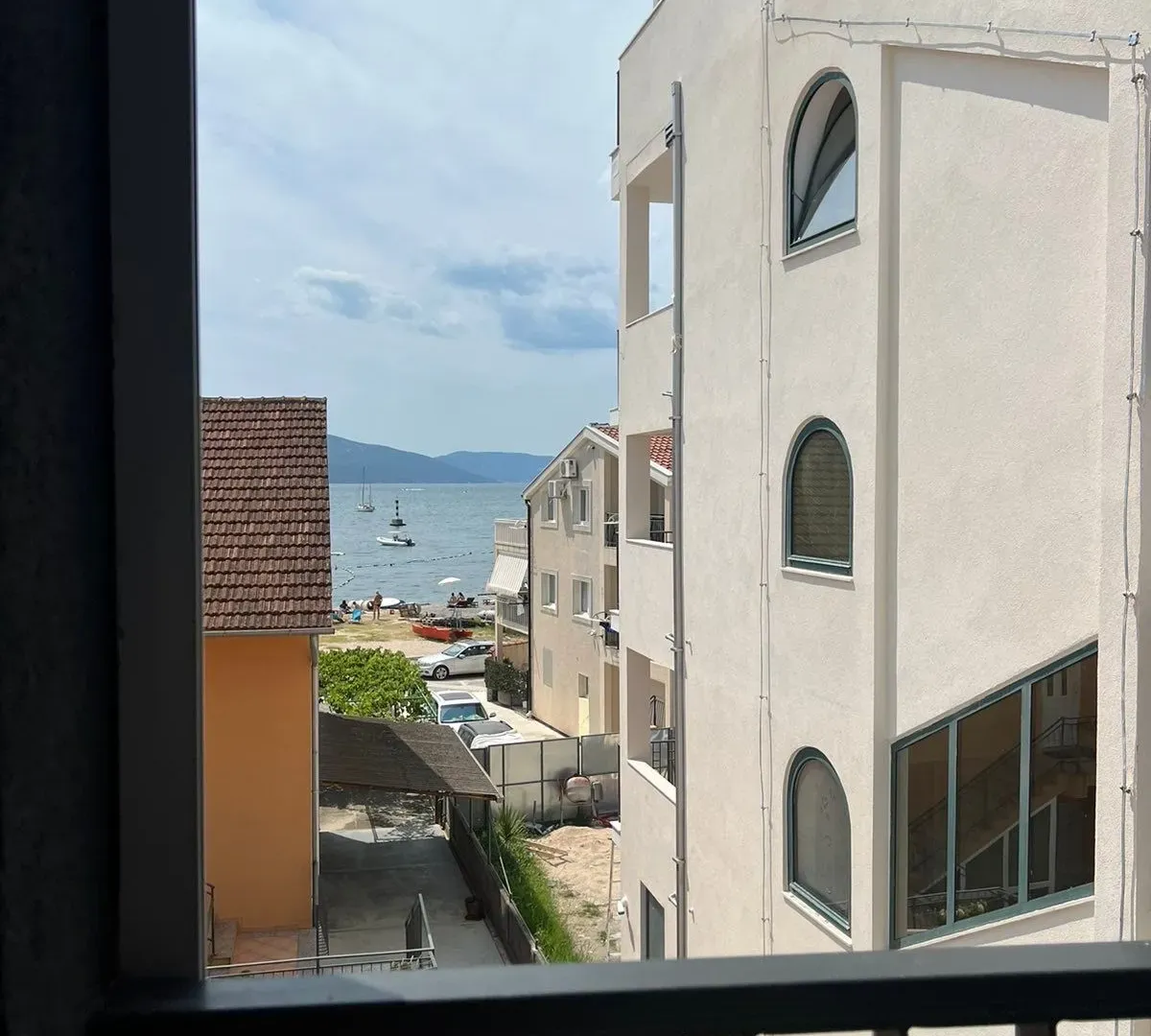 Izdavanje, dvosoban stan, 70m², Kalimanj, Tivat