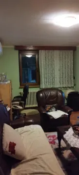 Dnevna soba sa kožnim foteljama, kaučom i prozorom. - image 5