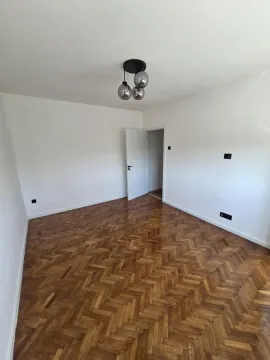Prazna soba sa parketom i belim zidovima. - image 3