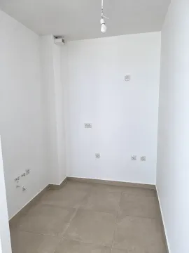 Prazna prostorija sa bijelim zidovima, keramičkim pločicama i instalacijama. - image 4