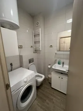 Svijetlo kupatilo sa veš mašinom, lavaboom i toaletom. - image 13