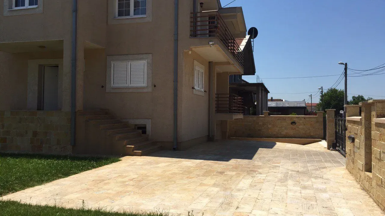 Izdavanje, kuća, 320m², Gornja Gorica, Podgorica