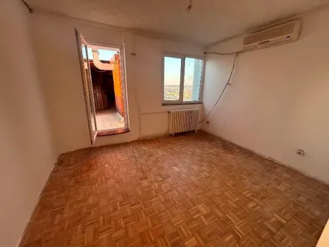 Prazna soba sa parketom, klima uređajem i izlazom na terasu. - image 10