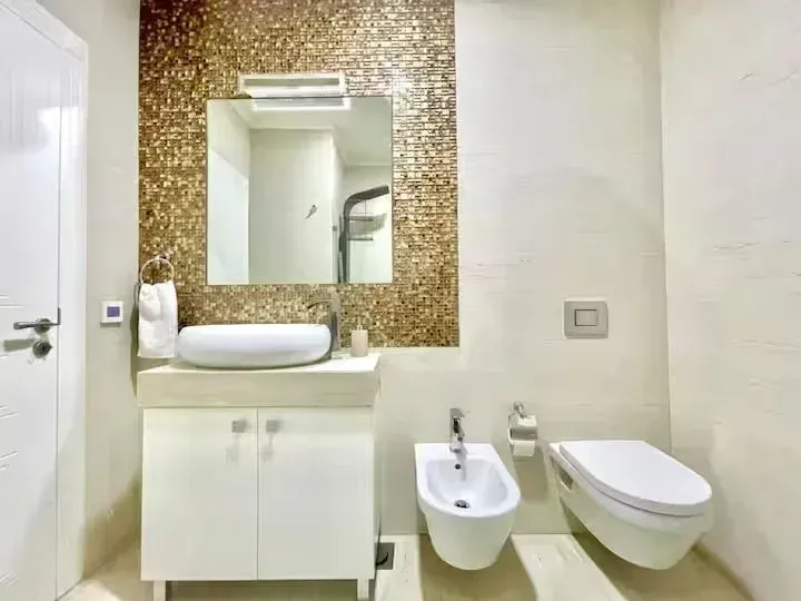 Moderne kupatilo sa umivaonikom, bideom i WC šoljom.
