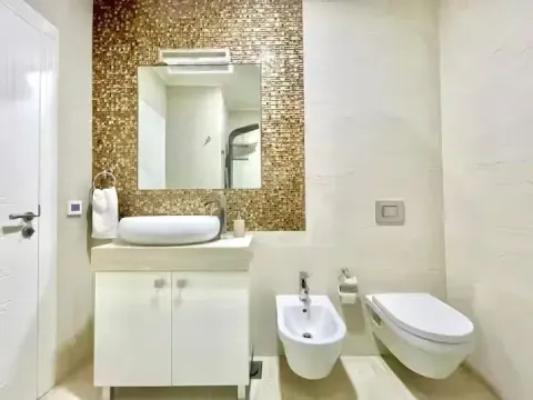 Moderne kupatilo sa umivaonikom, bideom i WC šoljom. - image 13