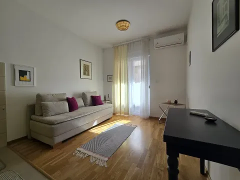 Dnevna soba sa garniturom, drvenim podom i izlazom na terasu. - image 2