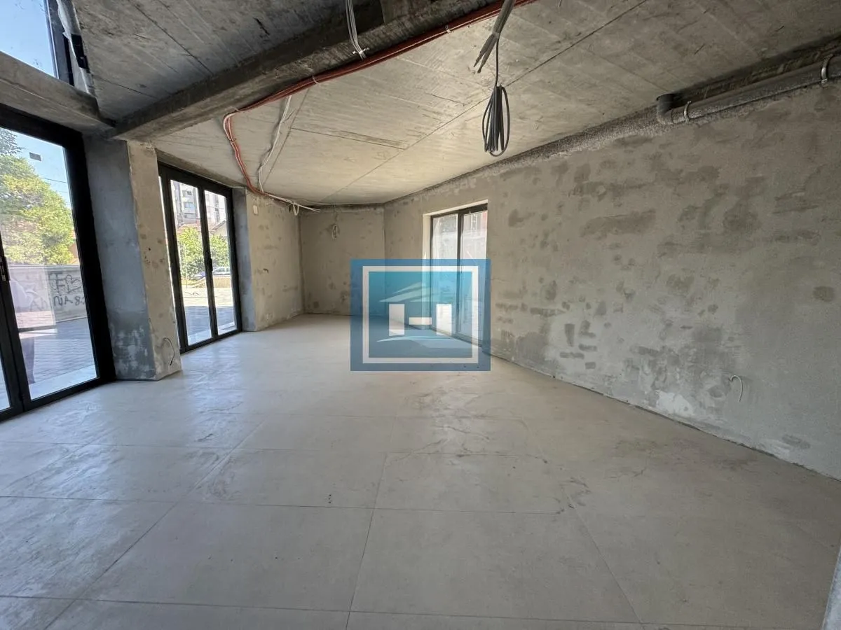 Izdavanje, poslovni prostor, 215m², Centar, Paraćin