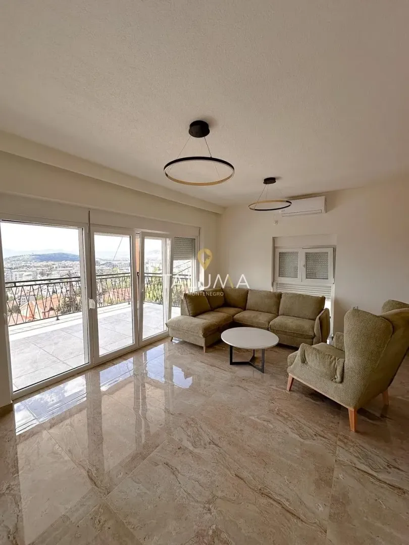 Spacious living room with a sofa set and access to the terrace.