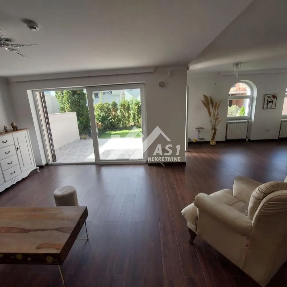 Izdavanje, kuća, 250m², Lipov gaj, Novi Sad Sve Podlokacije