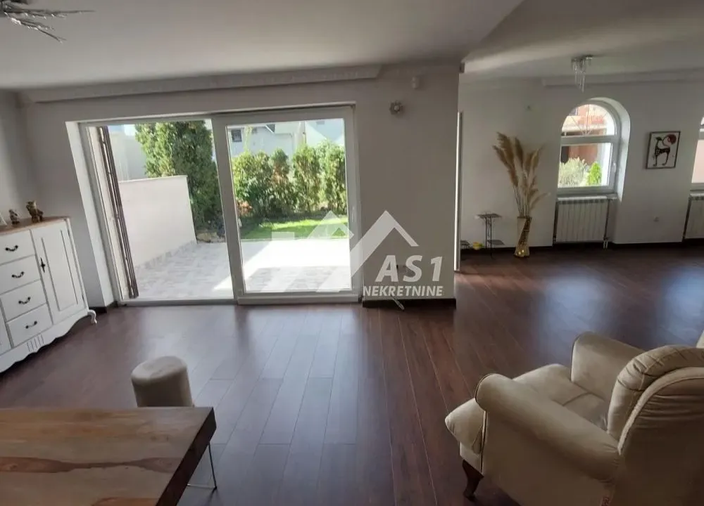 Izdavanje, kuća, 250m², Lipov gaj, Novi Sad Sve Podlokacije