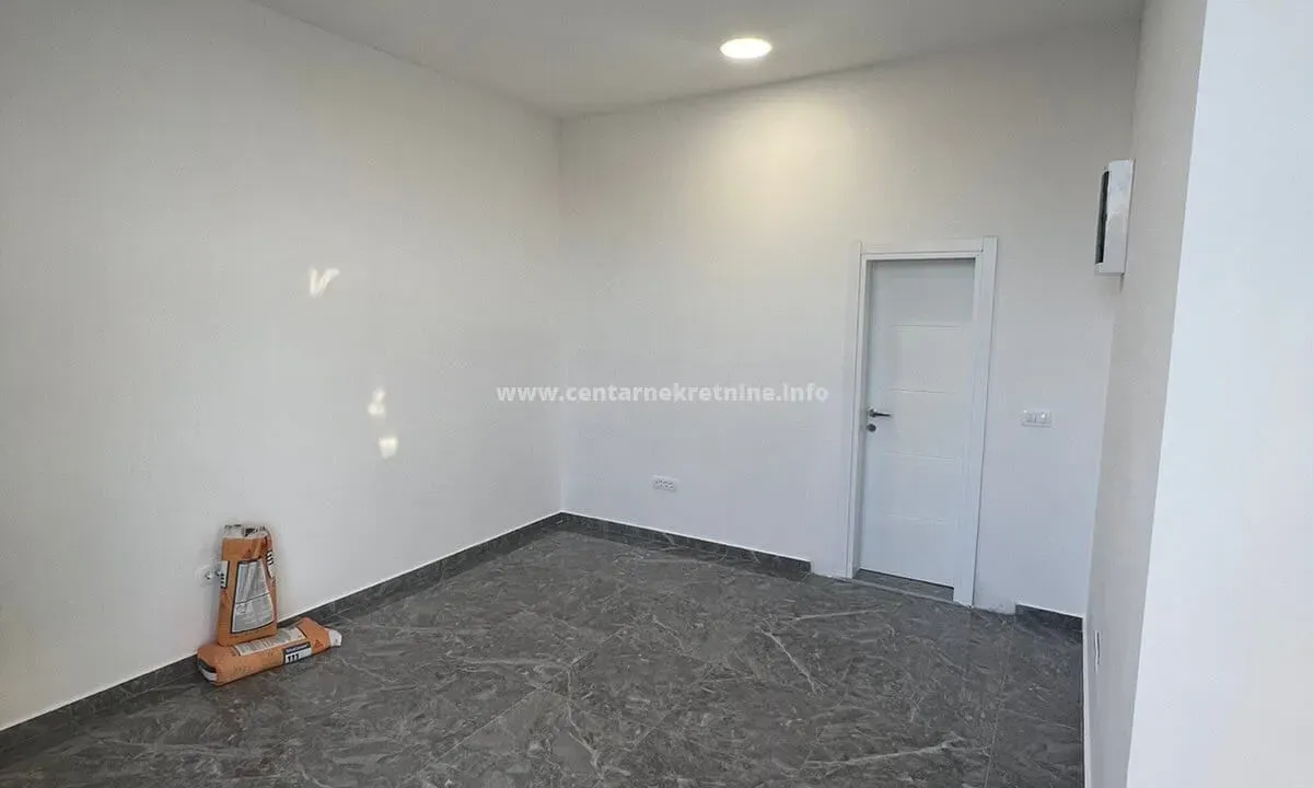 Izdavanje, poslovni prostor, 50m², Pobrežje, Podgorica