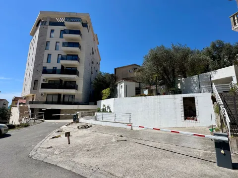Pogled na spoljašnjost zgrade sa parkingom i rampom. - image 2