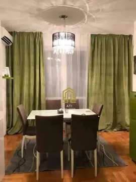 Trpezarija sa stolom, stolicama i zelenim zavjesama. - image 7