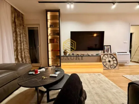 Izdavanje, dvosoban stan, 74m², Central Point, Podgorica