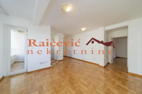Prazna dnevna soba sa parketom i izlazom na terasu. - image 3