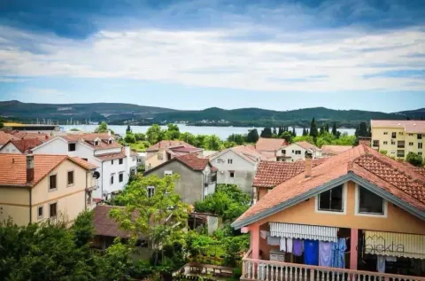 Pogled sa terase na naselje, brda i more. - image 10