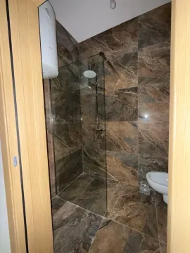 Moderne kupatilo sa tuš kabinom i mermernim pločicama. - image 3