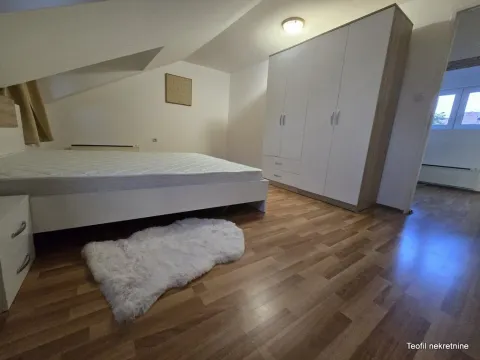 Potkrovna spavaća soba sa bračnim krevetom, belim garderoberom i laminatnim podom. - image 6