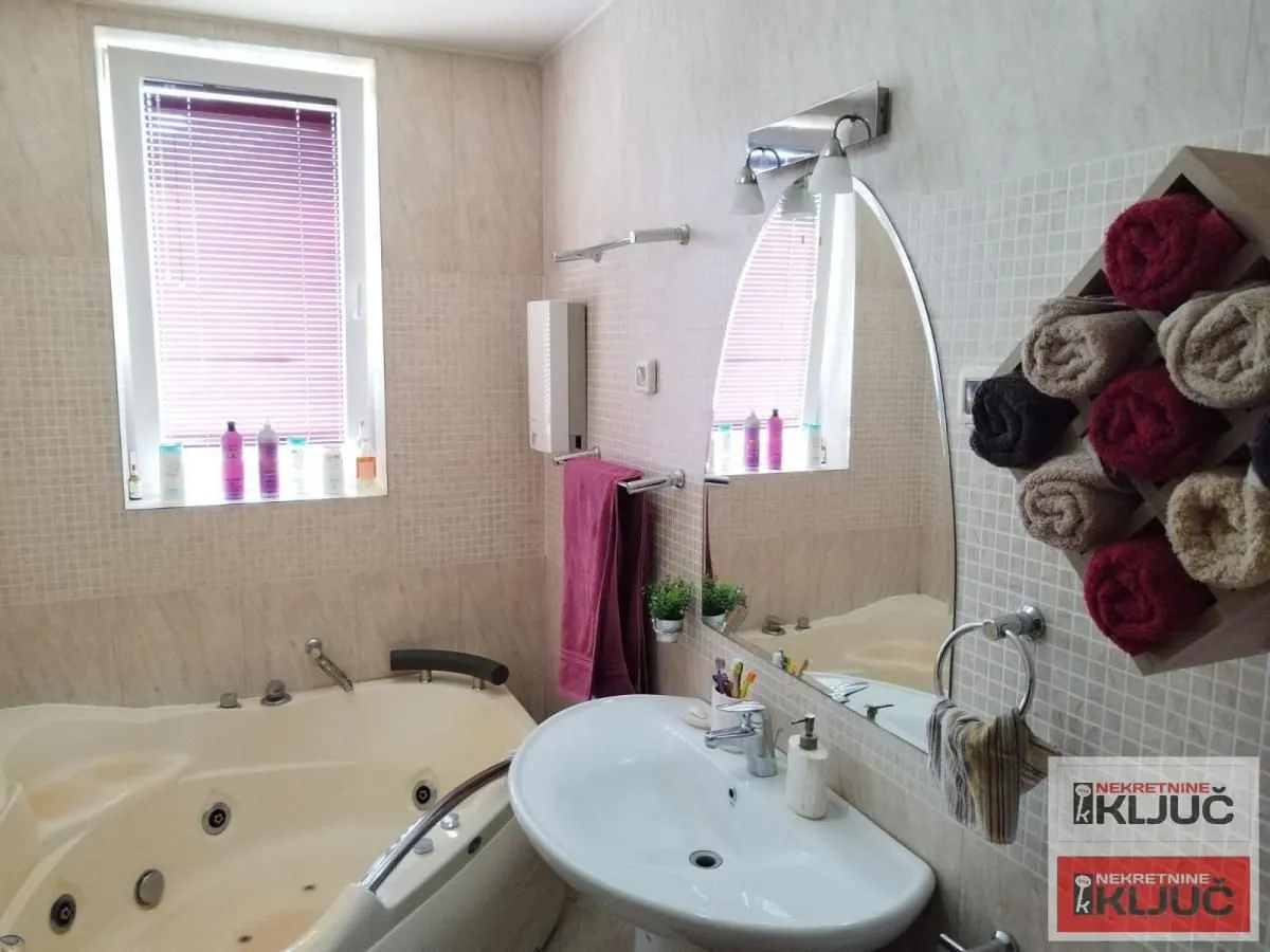 Prodaja, četvorosoban stan, 115m², Grbavica, Novi Sad Sve Podlokacije