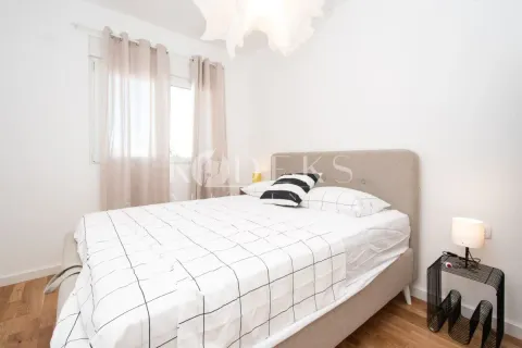 Svjetla i uredna spavaća soba sa bračnim krevetom i noćnim stočićem. - image 5