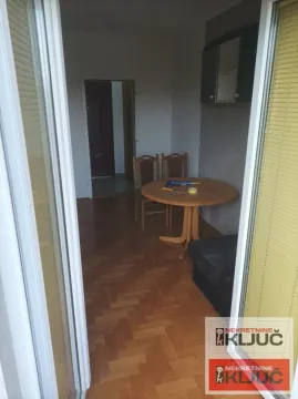 Pogled iz prolaza na trpezarijski sto sa stolicama i parket na podu. - image 7