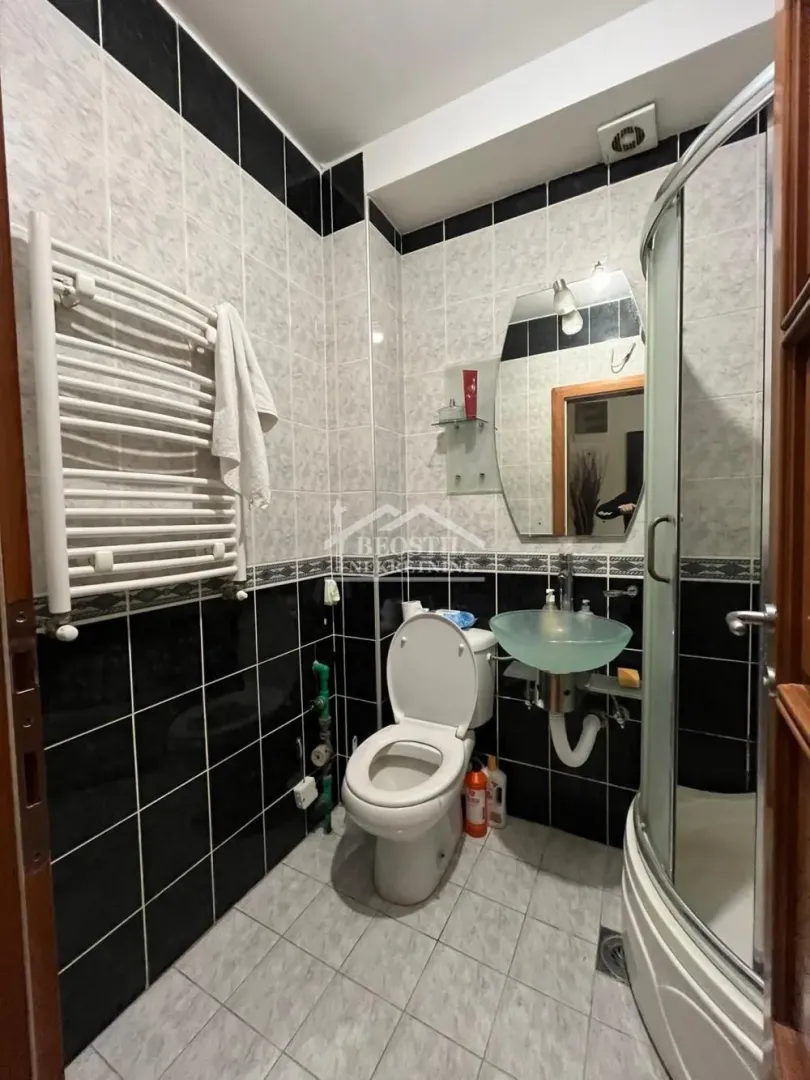 Kompaktno kupatilo sa tuš kabinom, wc šoljom i umivaonikom.