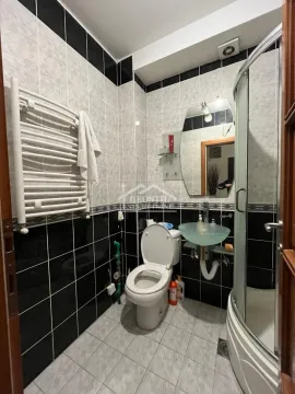 Kompaktno kupatilo sa tuš kabinom, wc šoljom i umivaonikom. - image 4