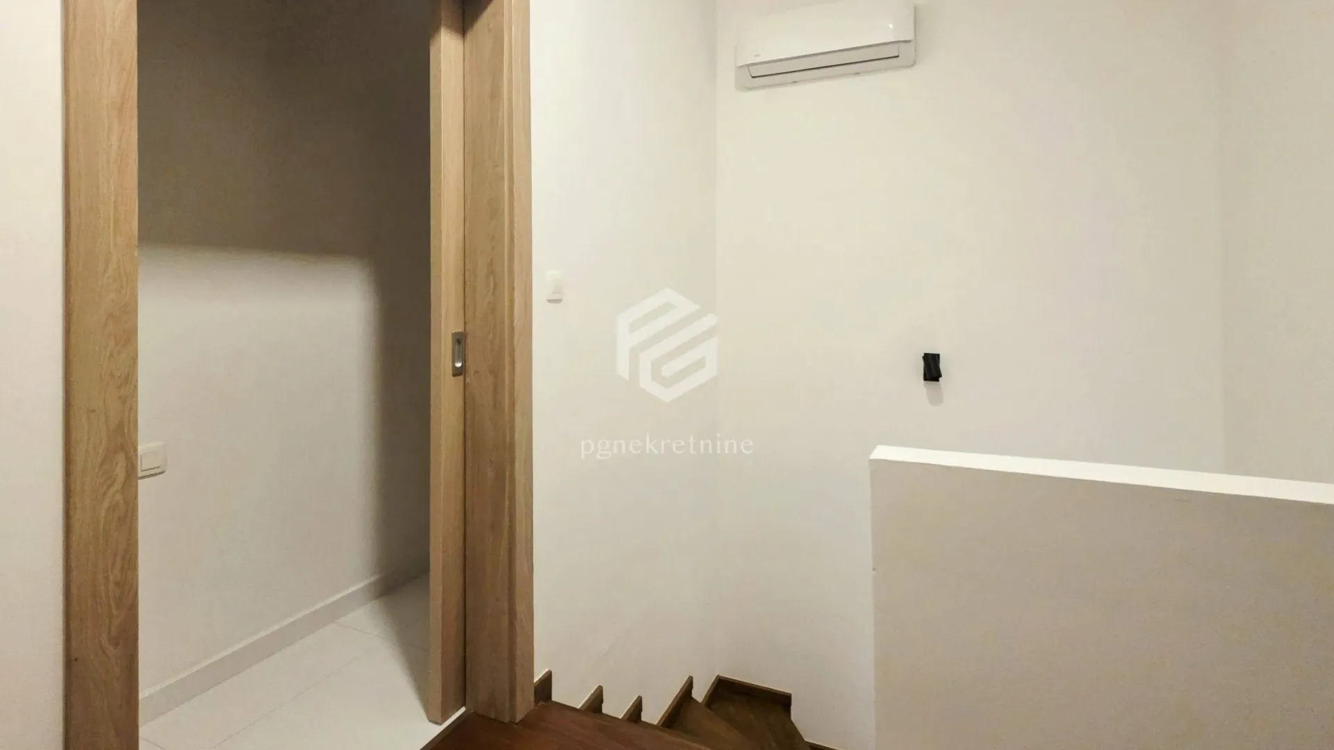 Izdavanje, dvosoban stan, 85m², Master Kvart, Podgorica