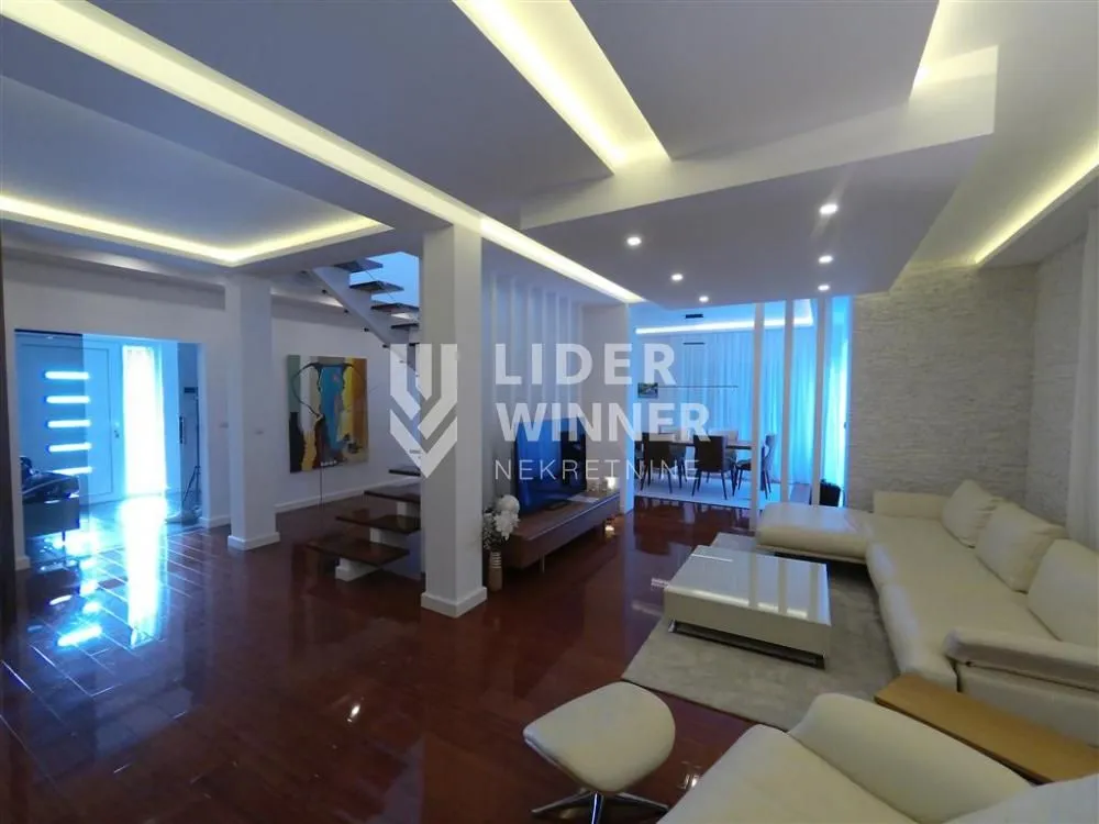 Prodaja, kuća, 203m², Centar, Ub