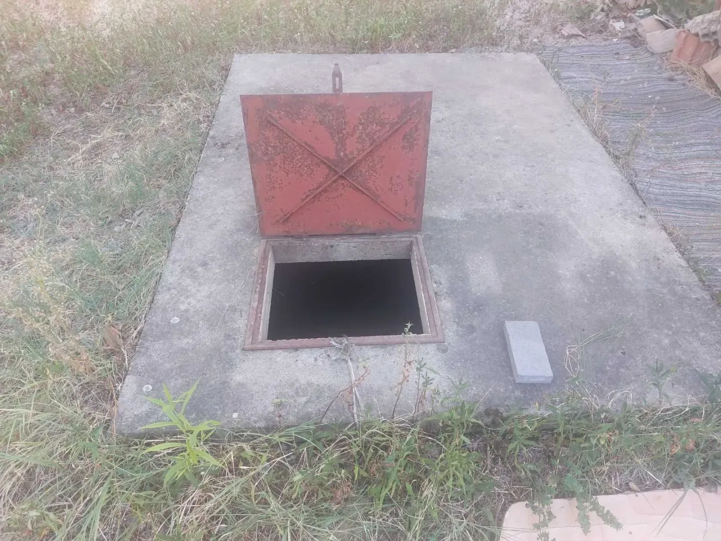 Betonska šahta ili septička jama u dvorištu.