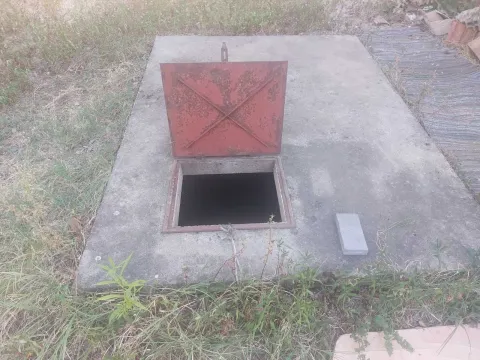 Betonska šahta ili septička jama u dvorištu. - image 4