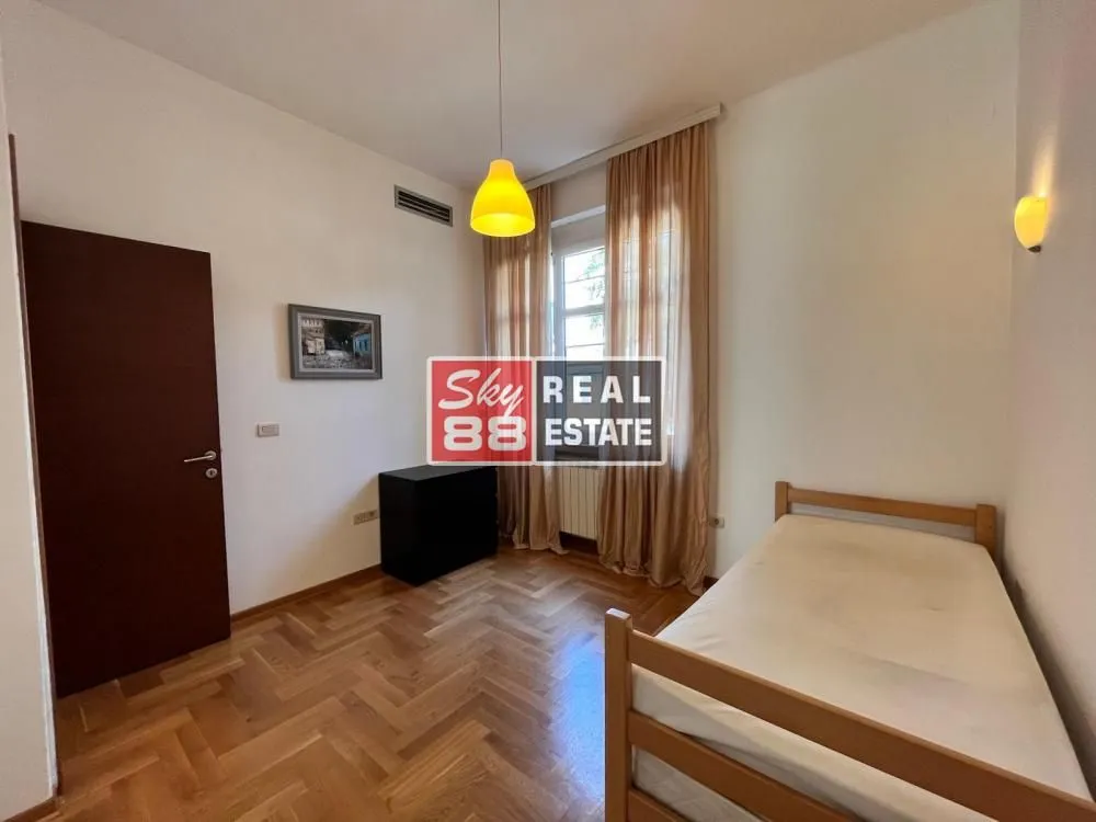 Rent, four bedroom apartment, 130m², Senjak, Beograd