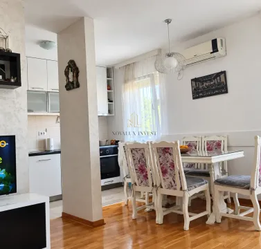 Trpezarija sa garniturom za sjedenje i pogledom na kuhinju. - image 3