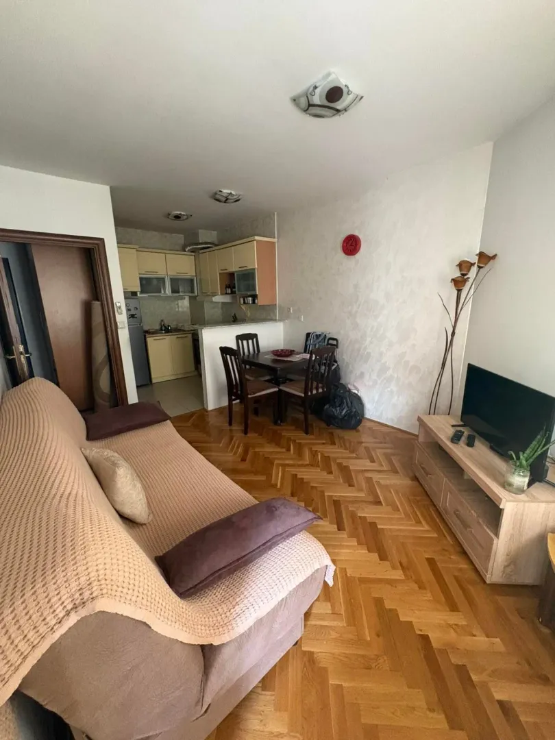 Izdavanje, jednosoban stan, 35m², Blok 9, Podgorica