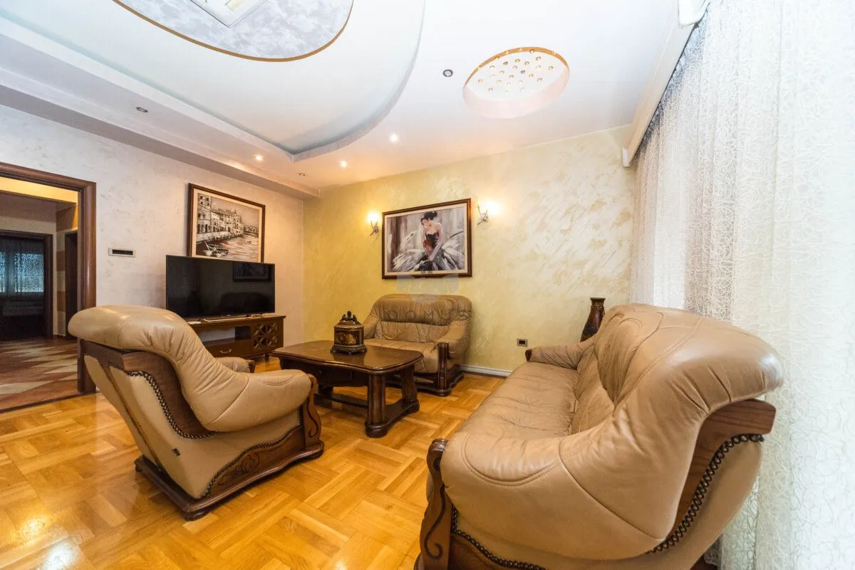 Izdavanje, dvosoban stan, 85m², Krivi Most, Podgorica