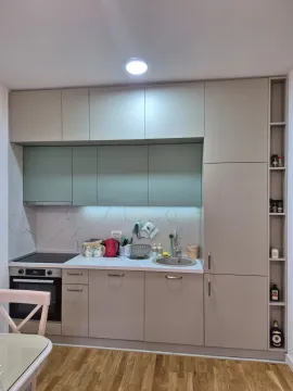 Moderna kuhinja sa bež i zelenim elementima i ugradnom rernom. - image 2
