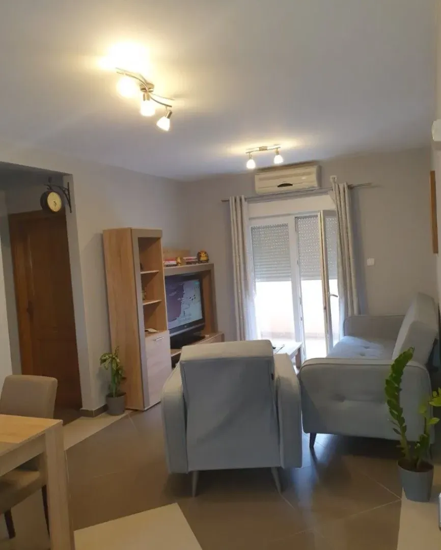 Izdavanje, dvosoban stan, 52m², Kalimanj, Tivat