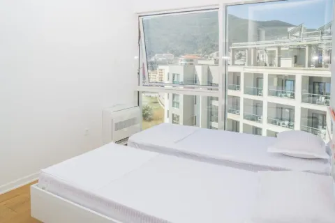 Svijetla spavaća soba sa dva kreveta. - image 6