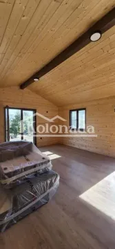 Prazna drvena prostorija sa upakovanim nameštajem i drvenim plafonom. - image 7