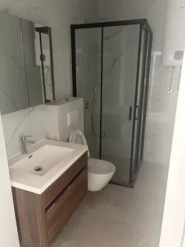 Moderne kupatilo sa umivaonikom, tuš kabinom i toaletom. - image 9
