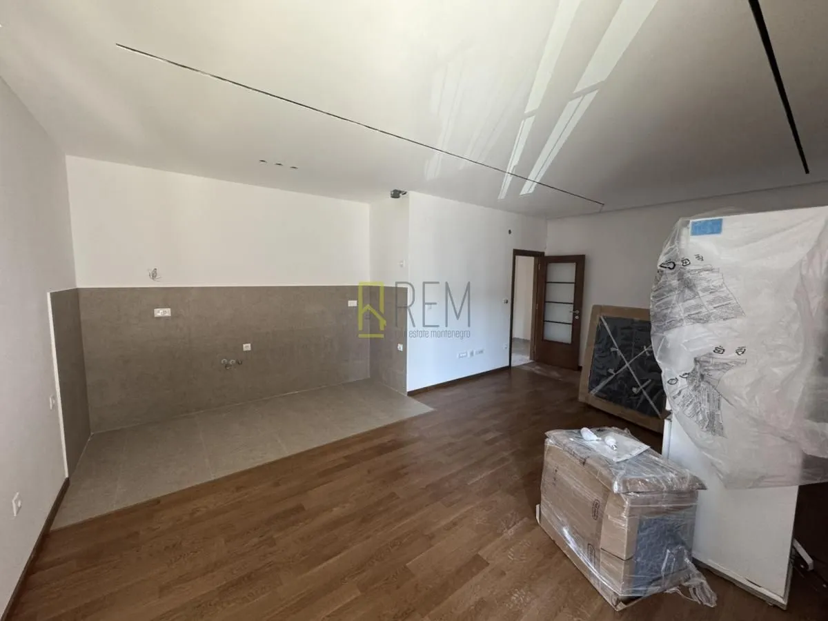 Izdavanje, trosoban stan, 82m², Vezirov Most, Podgorica